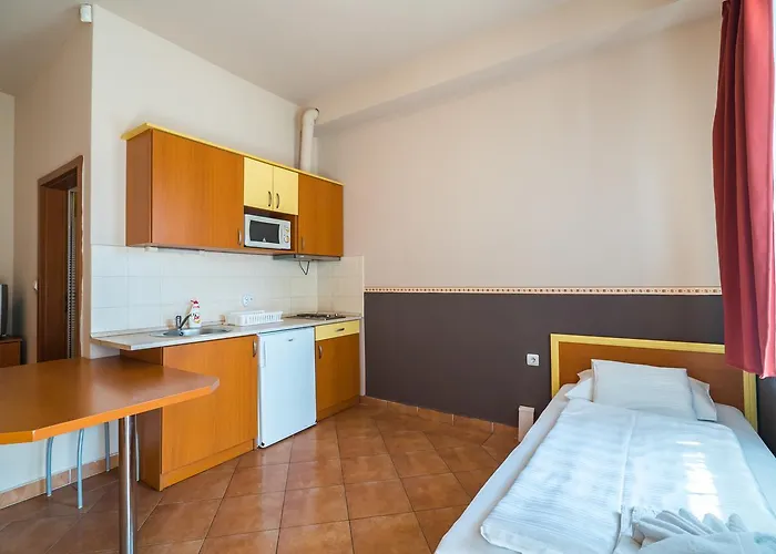 Beach Hotel 호텔 3*